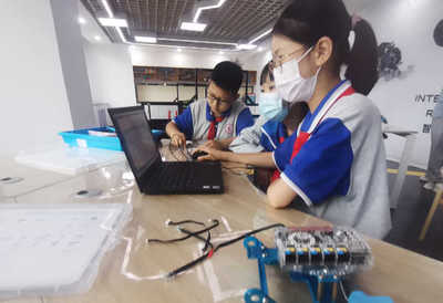 銀川市第十五中學(xué)實(shí)現(xiàn)信息技術(shù)與互聯(lián)網(wǎng)信息服務(wù)全覆蓋